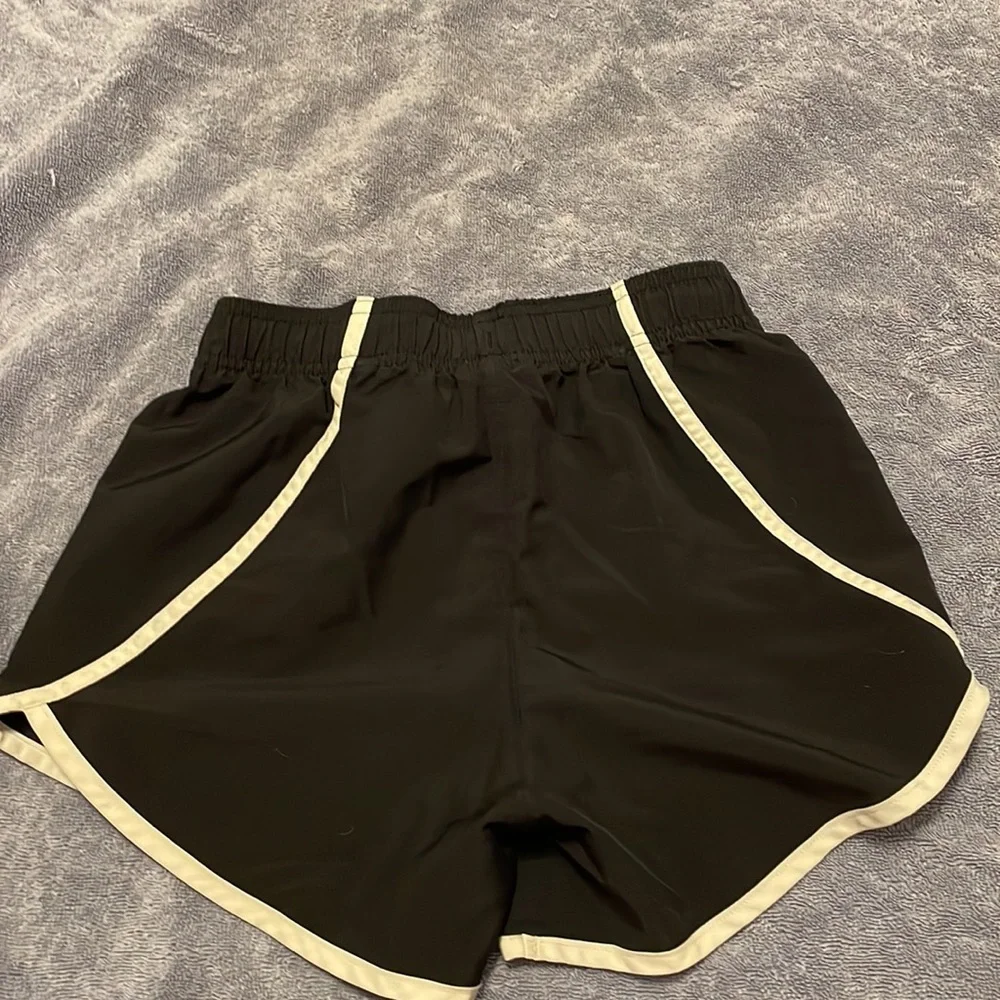 Under armour girls running shorts - Picture 2 of 3